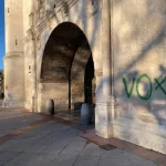 Una pintada en verde con las letras VOX daña el Arco de Santa María en el centro de Burgos