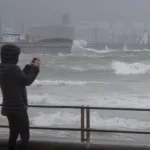 Seis comunidades están en alerta naranja por temporal marítimo con olas de hasta 12 metros