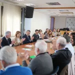 Un pacto sindical entre el Gobierno de Juanma Moreno y los sindicatos de la sanidad pública desinfla la estrategia electoral de Montero