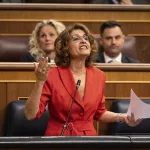 La legislación desmiente la coartada de Montero para no aclarar si sólo es una paracaidista para el 17-M