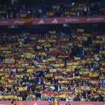 El Gobierno expresa “vergüenza” por los cánticos xenófobos en Cornellá y responsabiliza a la “política ultra” mientras Vox no los condena