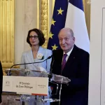 Juan Carlos I recibe con “emoción” en la Asamblea Nacional francesa el premio por su libro Reconciliación