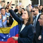 Los invitados de Sánchez agravian a María Corina y la líder opositora planta cara a las “amenazas”