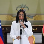 El Parlamento Europeo rechaza el plan de Sánchez y Albares y pide mantener las sanciones a Delcy Rodríguez con el voto a favor de los socialistas españoles