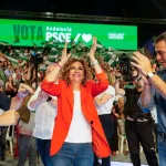 Montero remata 54 días de calvario como candidata intentando contener un fracaso histórico y Sánchez apela a la “coherencia” del votante de izquierdas