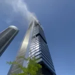 Incendio y desalojo de la Torre Moeve, uno de los cuatro rascacielos junto a la Castellana: los bomberos liberan a las tres personas confinadas en el edificio