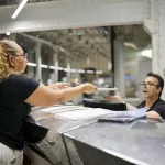 El Gobierno activa una regularización exprés de inmigrantes ante el riesgo de bloqueo por el Supremo