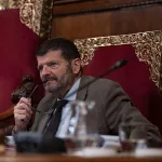 El teniente de alcalde de Barcelona Albert Batlle invita a combatir el calor en locales privados: “Tenía una tía que pasaba el verano en El Corte Inglés”