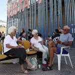 “Nos quedamos aquí, no tenemos a donde ir”, jubilados británicos que resisten pese al desalojo