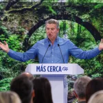 Feijóo invoca una España “que se parezca más a su selección” y moviliza a sus alcaldes contra “el saqueo del PSOE”