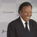 Julio Iglesias demanda a Yolanda Díaz por intromisión al honor y le reclama 50.000 euros