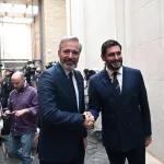 “Españoles primero”, ya en marcha en los gobiernos PP-Vox: del fin de la “paguita” a migrantes irregulares en Aragón a la retirada de subvenciones en Extremadura