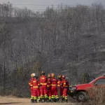 El fuego de La Mierla entra en “una fase de razonable optimismo” y comienzan los realojos: “Hay mucha tristeza, pero al menos las llamas no entraron al pueblo”