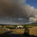 Las llamas obligan a evacuar dos pueblos de Castropodame (León) y asciende la peligrosidad de otro incendio en Ávila