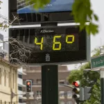 El calor sofocante y las tormentas ponen en alerta a gran parte de España mientras Andalucía está en aviso rojo por temperaturas de hasta 44 grados