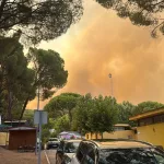 El camping de Pelayos de la Presa, dos caras divididas por una calle tras el paso del fuego: un lado salvado y otro, “devastado”
