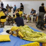 Bingo, yoga y hastío creciente: así pasan los horas los desalojados del fuego en el polideportivo de Villamanta