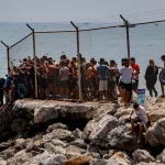 55 agentes sólo en primera línea cuando se desató el “caos” en Ceuta: “Era imposible controlarlo”
