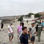 “Se acabó”: unas decenas de migrantes empiezan a regresar a Marruecos por la playa tras entrar miles durante 24 horas