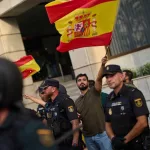 Alvise Pérez tiene que ser evacuado tras las contramanifestaciones de los ciudadanos de origen marroquí en Ceuta