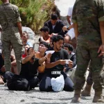 La Legión detiene y concentra a grupos de inmigrantes en Ceuta para deportarlos: “Te podría mentir, pero los llevamos a la frontera”