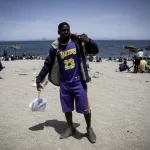 El drama de Mussa entre cientos de africanos varados en la playa del Trampolín: “Mis cuatro amigos murieron tratando de cruzar”