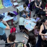 Soledad no deseada: cómo los centros culturales de barrio se convirtieron en refugios para volver a hacer amigos