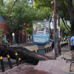 Temporal en Mendoza: granizo, inundaciones, autos arrastrados y el dramático rescate de un operario en una retroexcavadora volcada