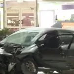 Un auto chocó contra una estación de servicio sobre la General Paz y ardió en llamas: hay tres heridos