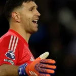 El motivo por el que el Aston Villa del Dibu y el Liverpool de Mac Allister jugarán en un horario inusual por la Premier