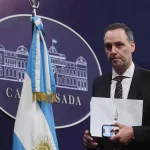 Adorni defendió a Espert y habló de un “tema refritado”, pero evitó confirmar la foto con Milei