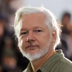 Cámaras, micrófonos y hasta un streaming para espiar en directo a Julian Assange, el hombre más buscado del mundo