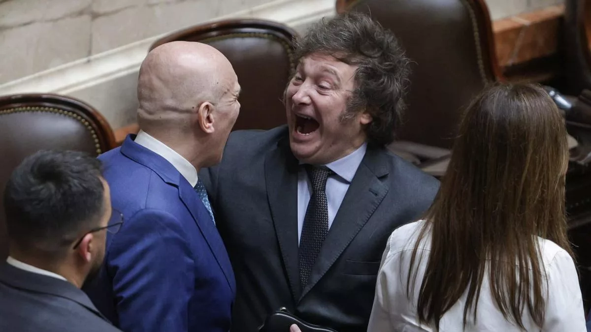En 2023, cuando Javier Milei recibió el saludo de José Luis Espert ante de la Asamblea Legislativa que lo proclamó presidente.