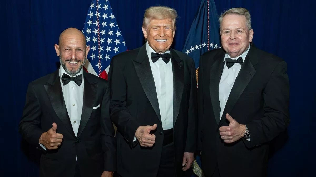 Leonardo Scatturice junto a Donald Trump y uno de sus principales estrategas, Barry Bennett