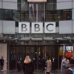 Qué está pasando en la BBC y por qué sufre para defenderse de la campaña de la derecha