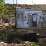 La precaria casa en la que Ángel vivió junto a su madre antes de morir: un techo de chapa con goteras y la cama en un rincón