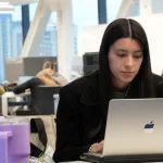 Polémica por el código de vestimenta que impuso la UADE en sus facultades: “Nos están limitando”