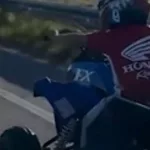 Filmó a su hijo de 5 años manejando un cuatriciclo en la ruta y lo subió a sus redes sociales