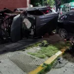 Choque y vuelco en Flores: un auto terminó sobre la vereda tras embestir a una camioneta y a una familia