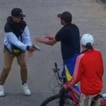Insólita discusión entre amigos en plena calle en Hurlingham: sacó un arma de la riñonera y lo mató