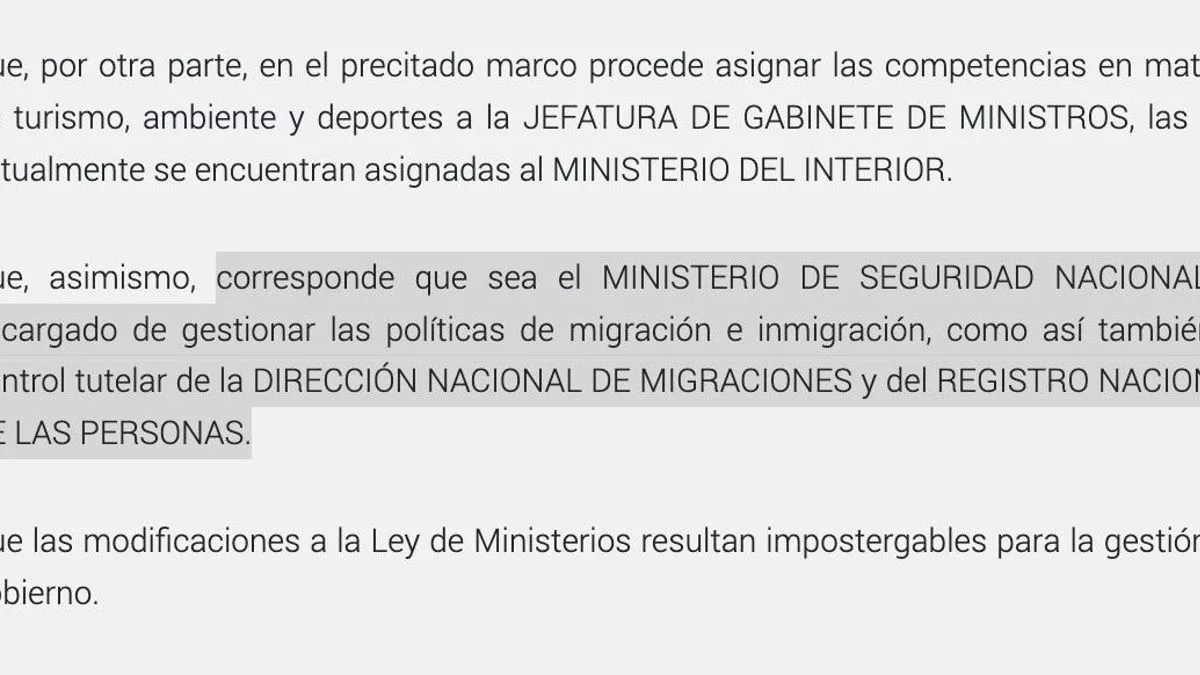 Parte del DNU de este martes que traspasaba el Renaper a Seguridad.