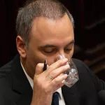 Entre micrófonos cortados y chicanas, Adorni aguantó sin correrse del guion y defendió su situación personal