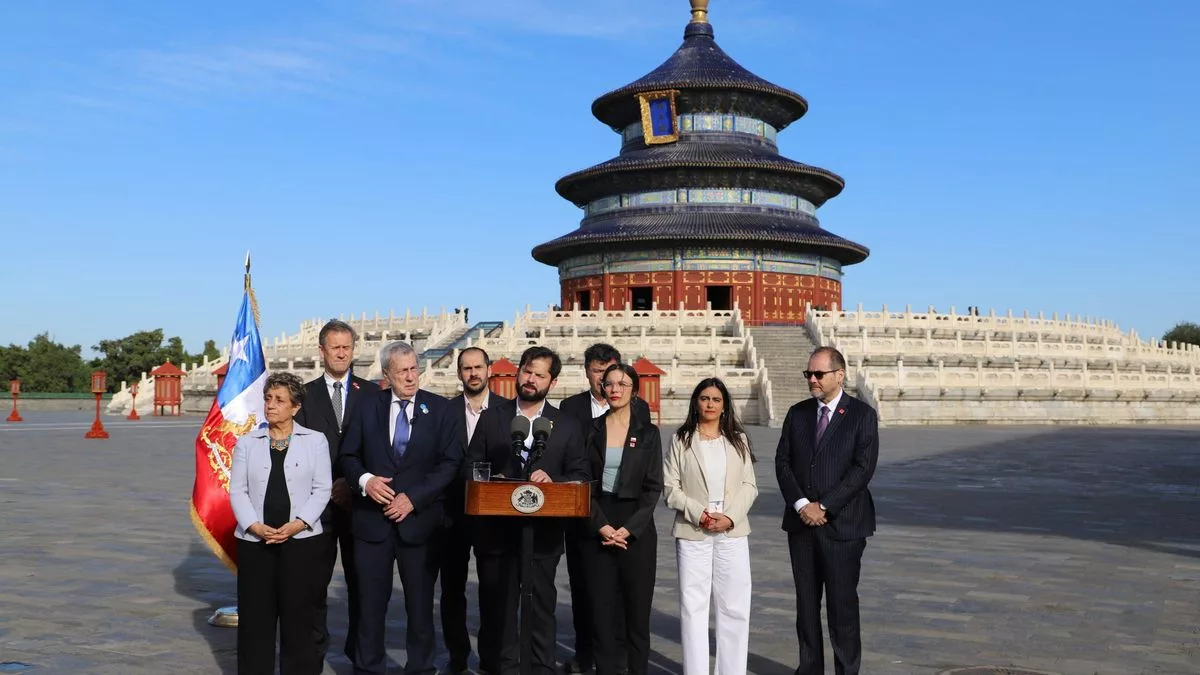 El presidente chileno Gabriel Boric y sus ministros hacen declaraciones oficiales durante una visita a Beijing en octubre de 2023. A pesar de las objeciones de Boric al enfoque de China en materia de derechos humanos y cuestiones medioambientales, Urdinez sostiene que rara vez altera la “dinámica estructural” entre ambos países.