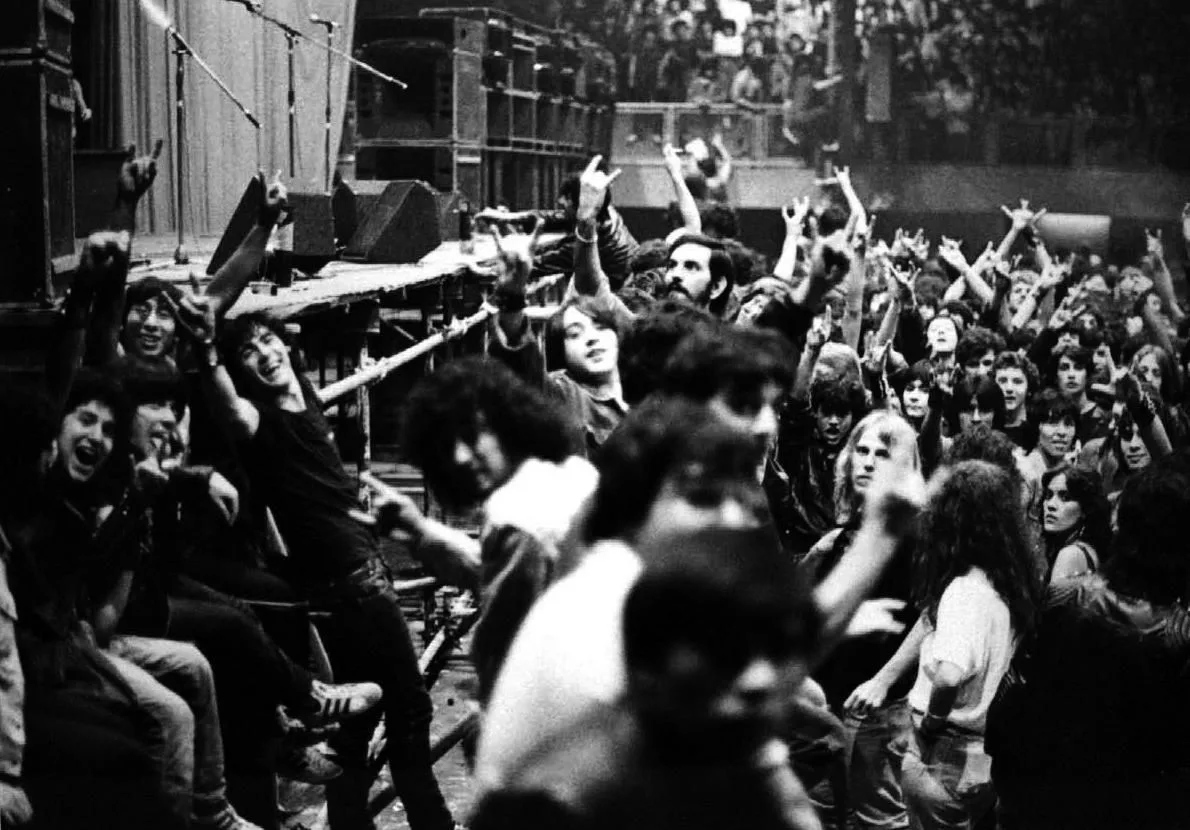 Escenas en un recital de rock a comienzos de los '80.