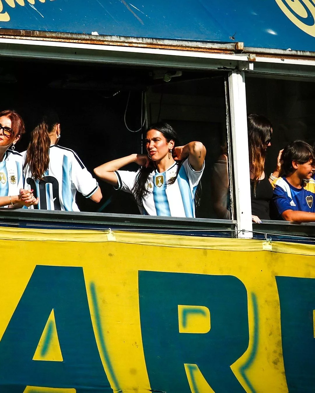 Dua Lipa dijo presente en la Bombonera vestida con la camiseta de la Selección Argentina.