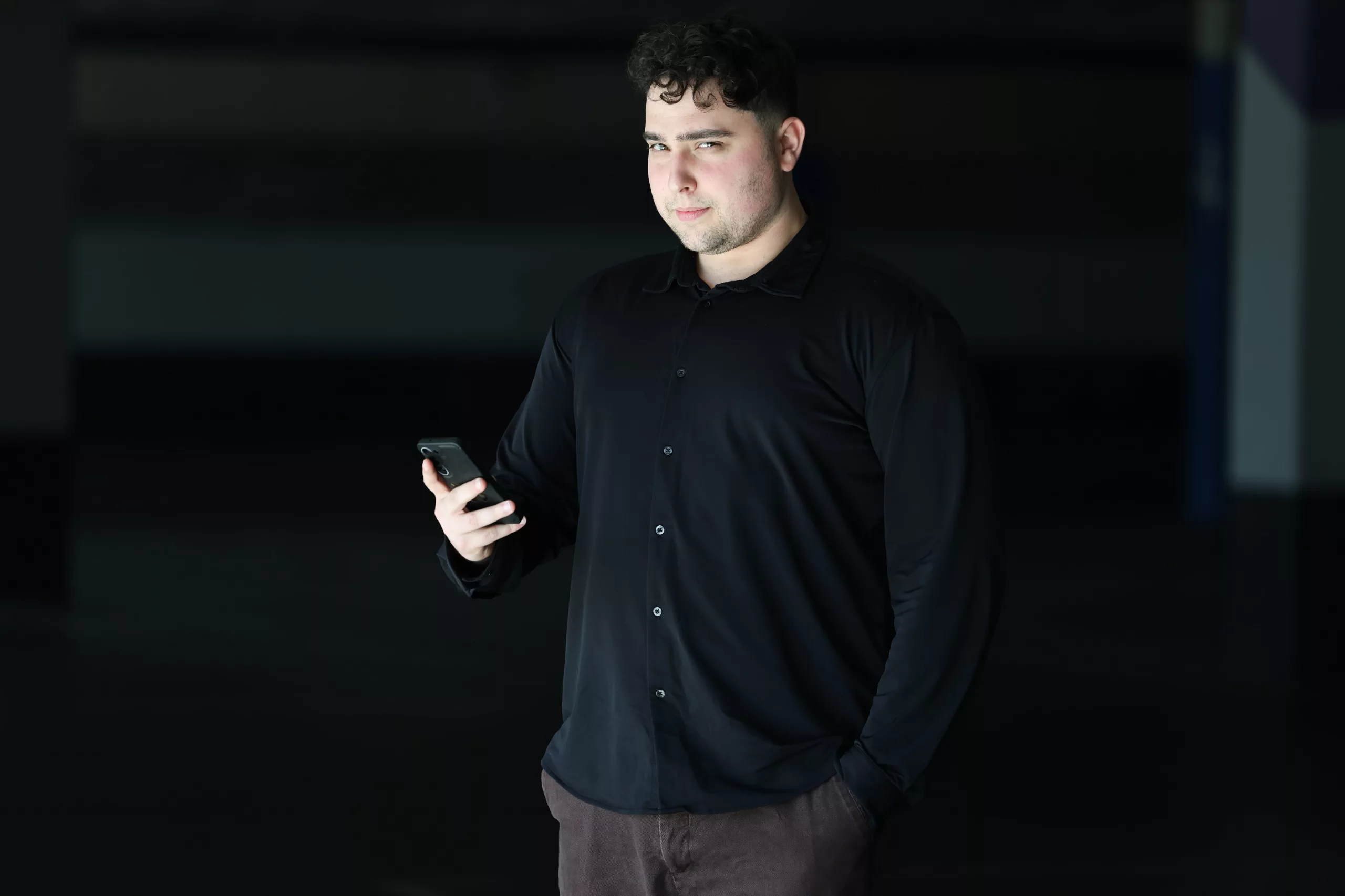 Alberto Martínez posa con su 'samartphone'.