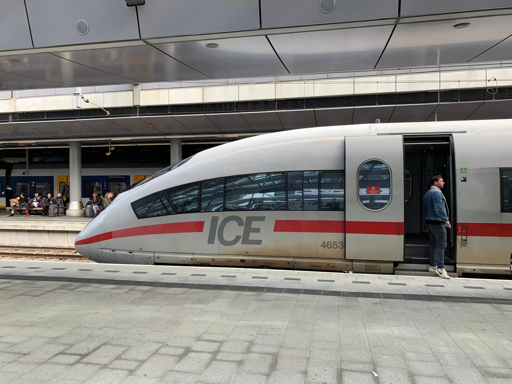 La línea ICE 3 (Intercity-Express 3) de trenes alemana en funcionamiento desde octubre del año 2000 alcanza velocidades máximas de hasta 330 km/h y operan en rutas nacionales e internacionales.