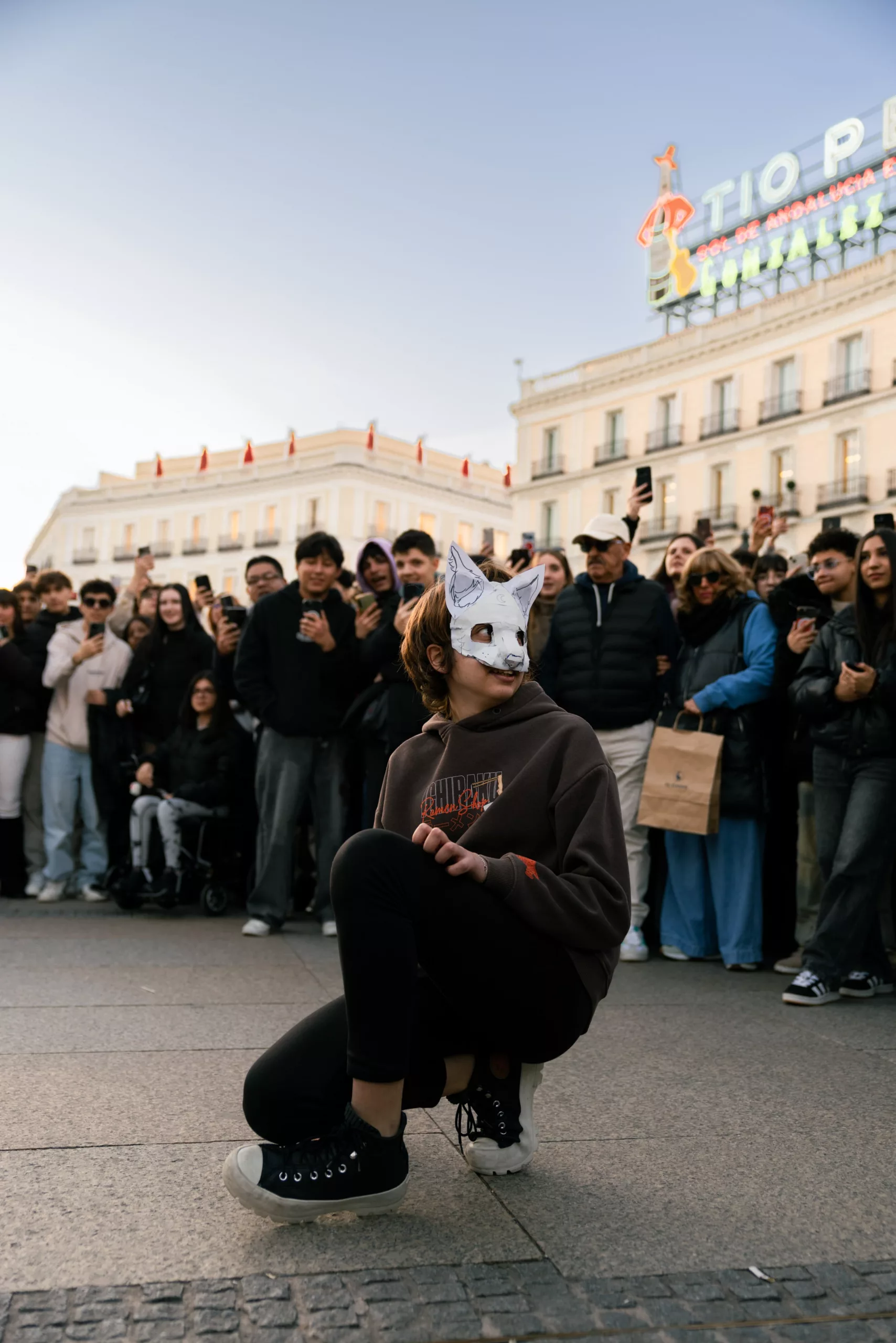 Un chico con una máscara de animal en Madrid, el sábado. 