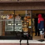 Tres chicas que volvían de bailar quisieron robar una panadería en Córdoba: la encargada las echó a los cuchillazos