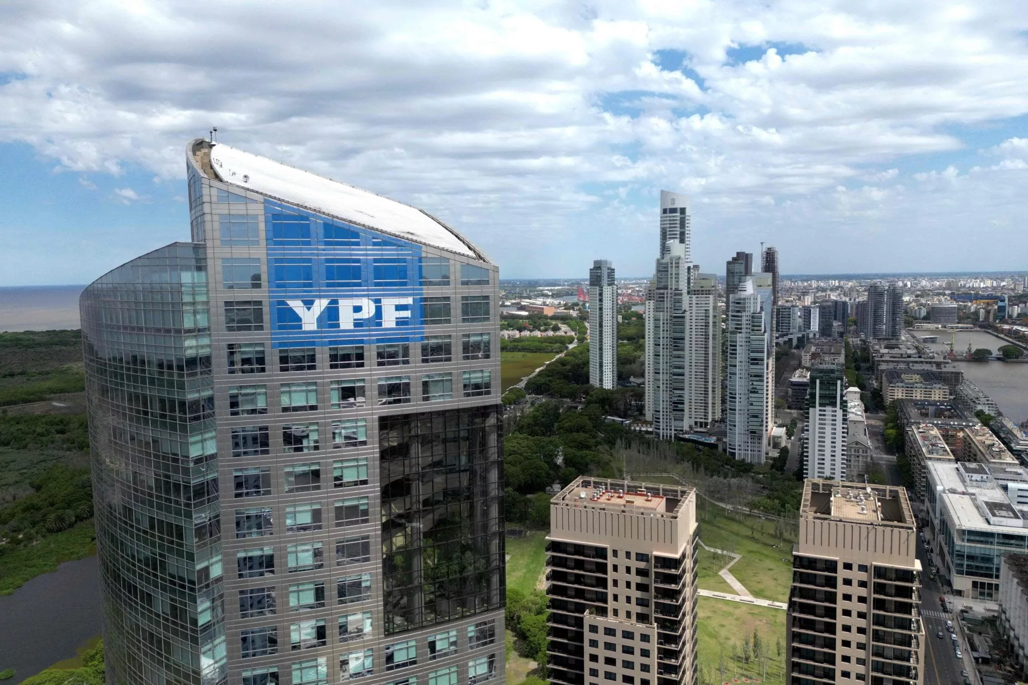 (ARCHIVOS) El logotipo de la petrolera estatal argentina YPF se observa en la sede de la compañía en Buenos Aires